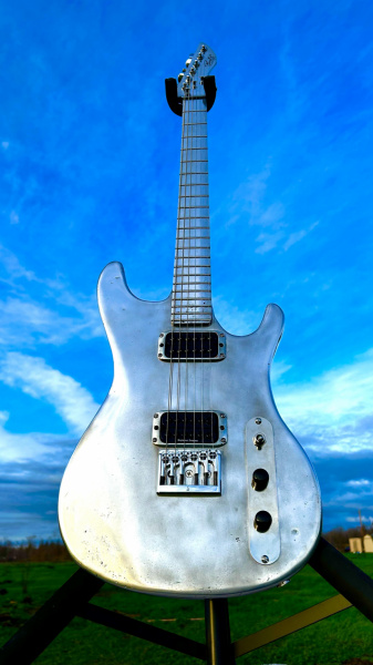 Guitarra Burls Art hecha con latas terminada